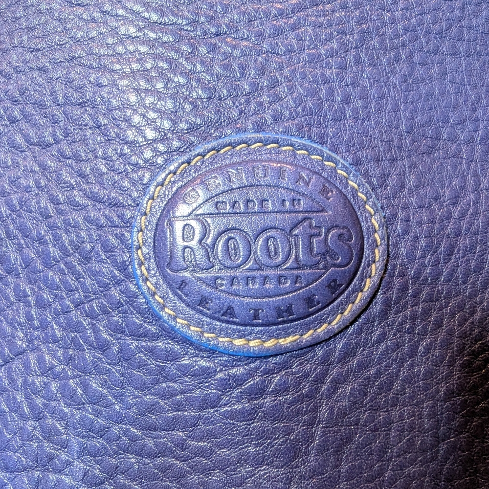 ROOTS CANADA Tribe Village crossbody purple leather bag. Medium - Picture 9 of 13